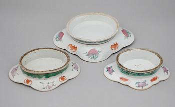 SKÅLAR PÅ FOT, 3 st, porslin, Kina, 1800-tal.