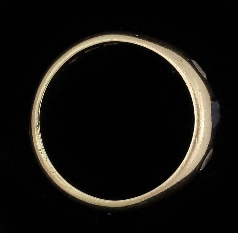 RING, 18k guld med två diamanter diamanter och safir. Vikt ca 7,5 gram.