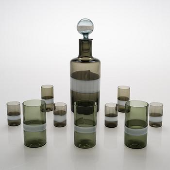 A glass carafe with 9 drinking glasses. The carafe signed Venini, Murano ITALIA.