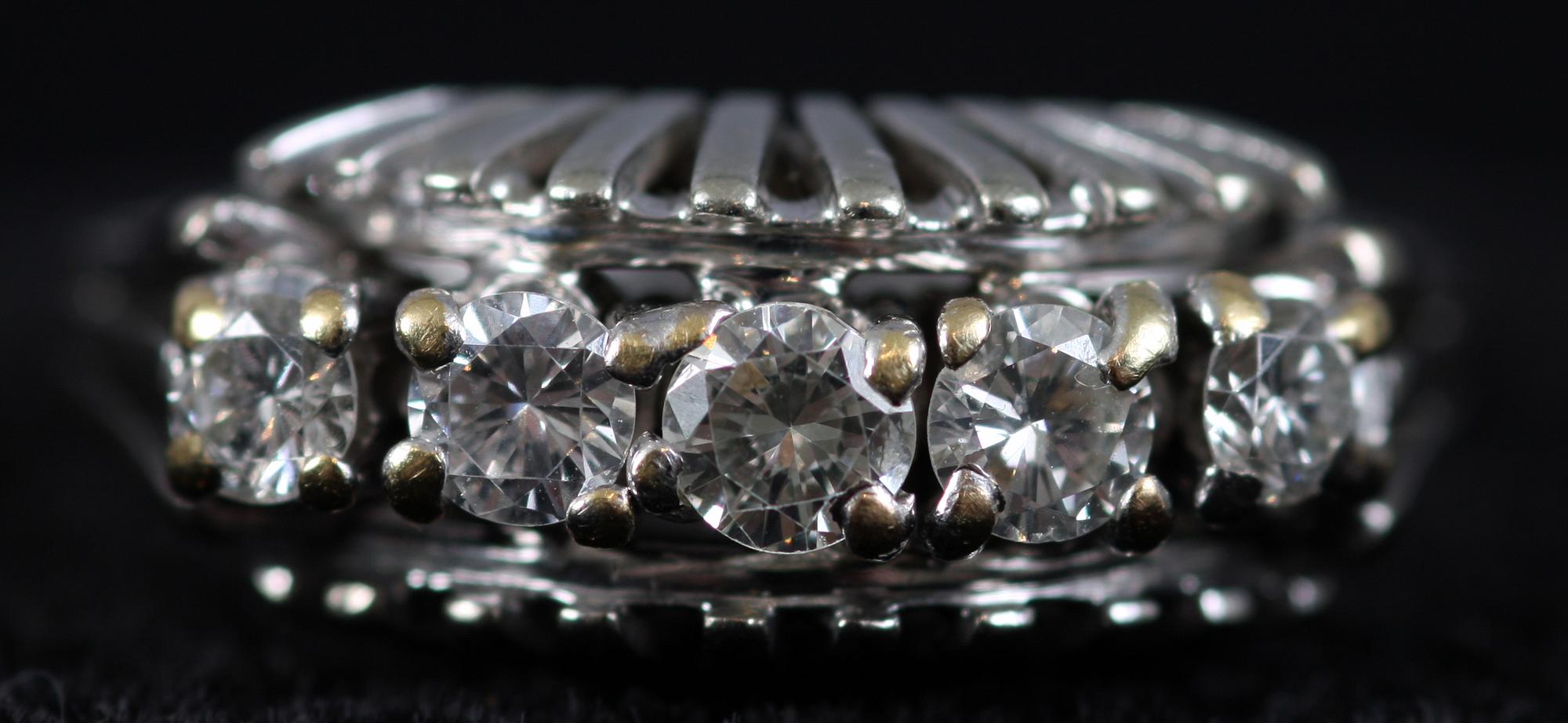 RING, vitguld samt 5 briljanter.