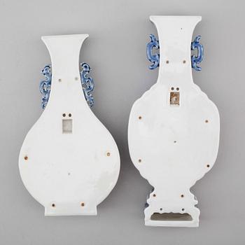 VÄGGVASER, 2 st, porslin, Kina, 1900-tal.