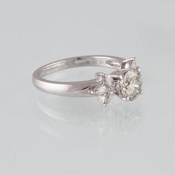 RING, 18K vitguld med briljantslipad diamant ca 1.11 ct samt 6 navetteslipade diamanter 0.26 ct. Vikt 4,2 gram.