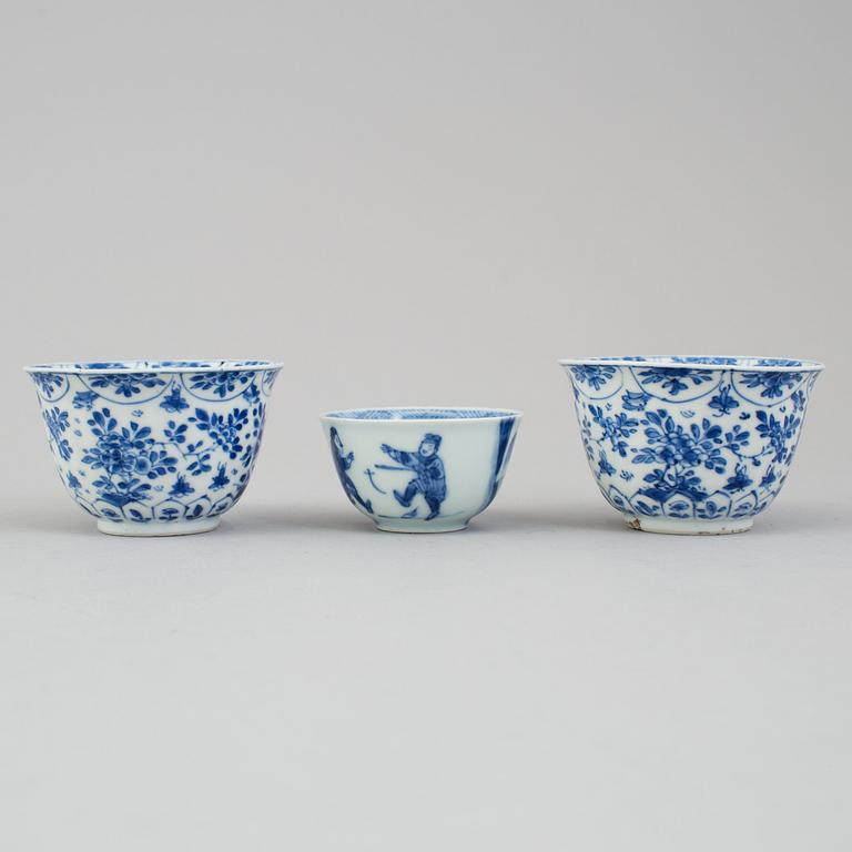 KOPP med FAT, samt KOPPAR, två stycken, porslin. Kina, Qingdynastin, Kangxi (1662-1722).