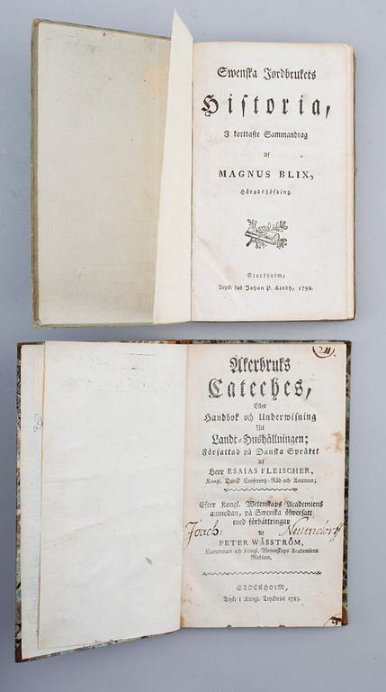 BÖCKER: Magnus Blix, Swenska Jordbrukets Historia, 1792 samt Esaias Fleischer, Åkerbrukets Cateches, 1783. Två volymer.