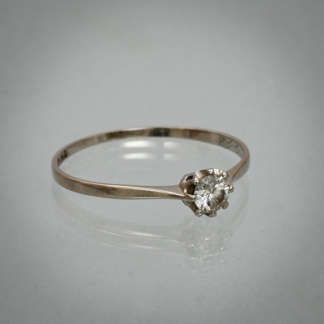 RING, 18k vitguld med briljantslipad diamant ca 0,16 ct. Vikt 0,9 g.
