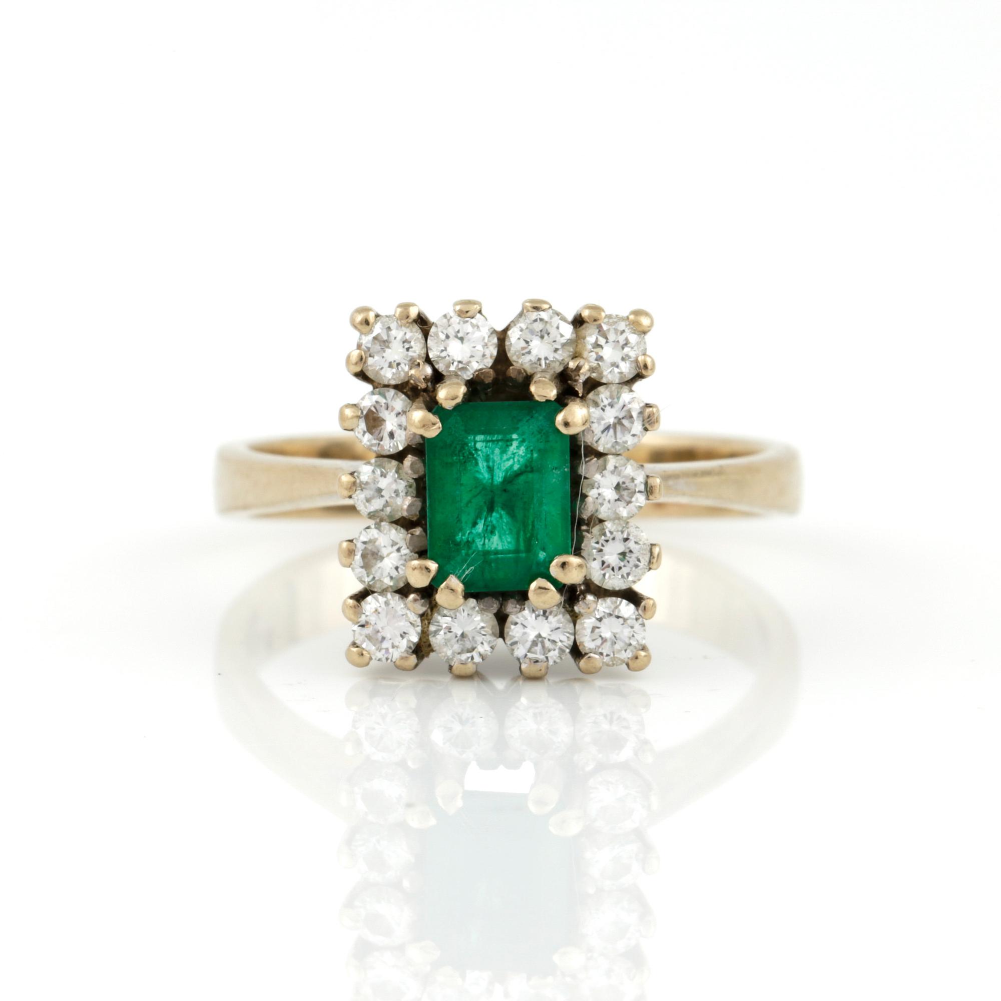 RING, 18K vitguld med smaragd ca 0,76 ct, och briljantslipade diamanter, tot ca 0,60 ct. Vikt 5,18 g.