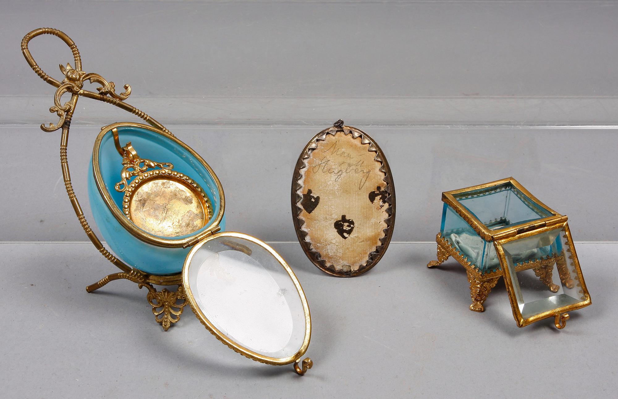 MINIATYRMÅLNING SAMT FICKURSTÄLL OCH URHUS, metall, glas, tidigt 1800-tal resp sent 1800-tal.