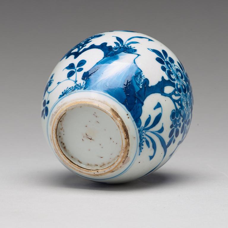 A blue and white tea caddy, Qing dynasty, Kangxi (1662-1722).