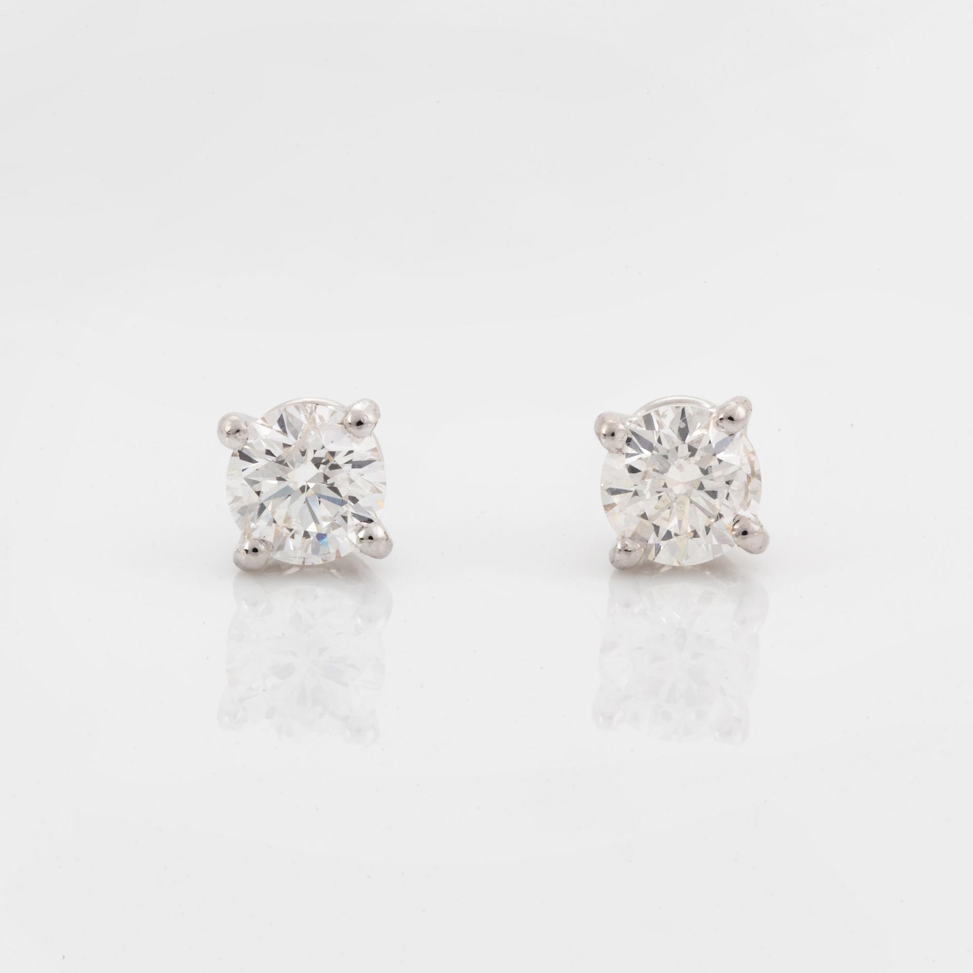 Örhängen, med briljantslipade diamanter.