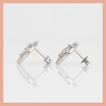 ÖRHÄNGEN, 18K vitguld med olika slipade diamanter, tot ca 1,00 ct. Total vikt ca 6,26 g.