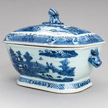 A blue and white Chinese tureen with cover, Qing dynasty,  Qianlong (1736-1795).