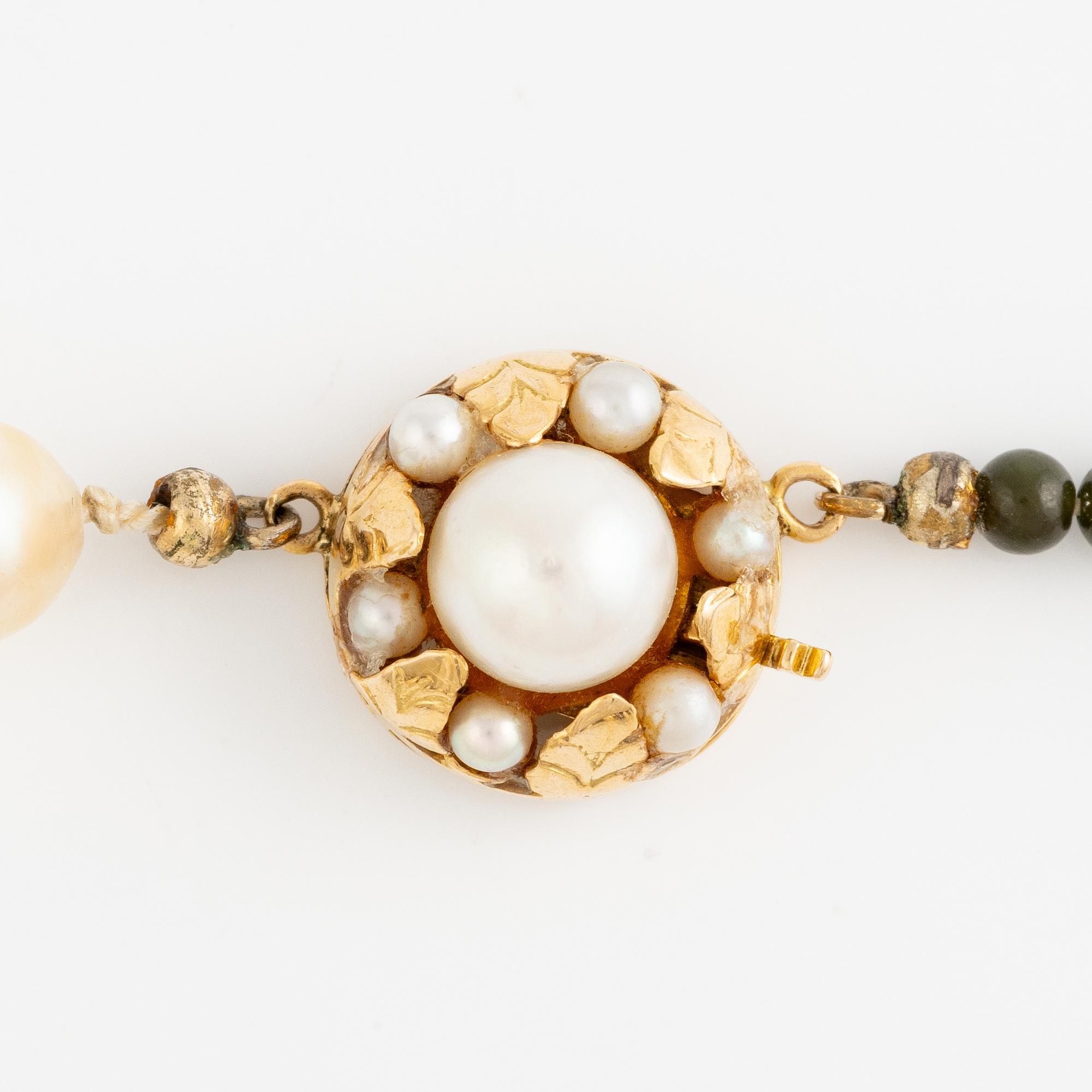 Pearl necklace, cultured pearls and green stone beads, with clasp in 18K gold.