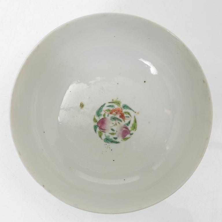 Fat, två stycken, samt lock och skål, porslin. Sen Qingdynasti.