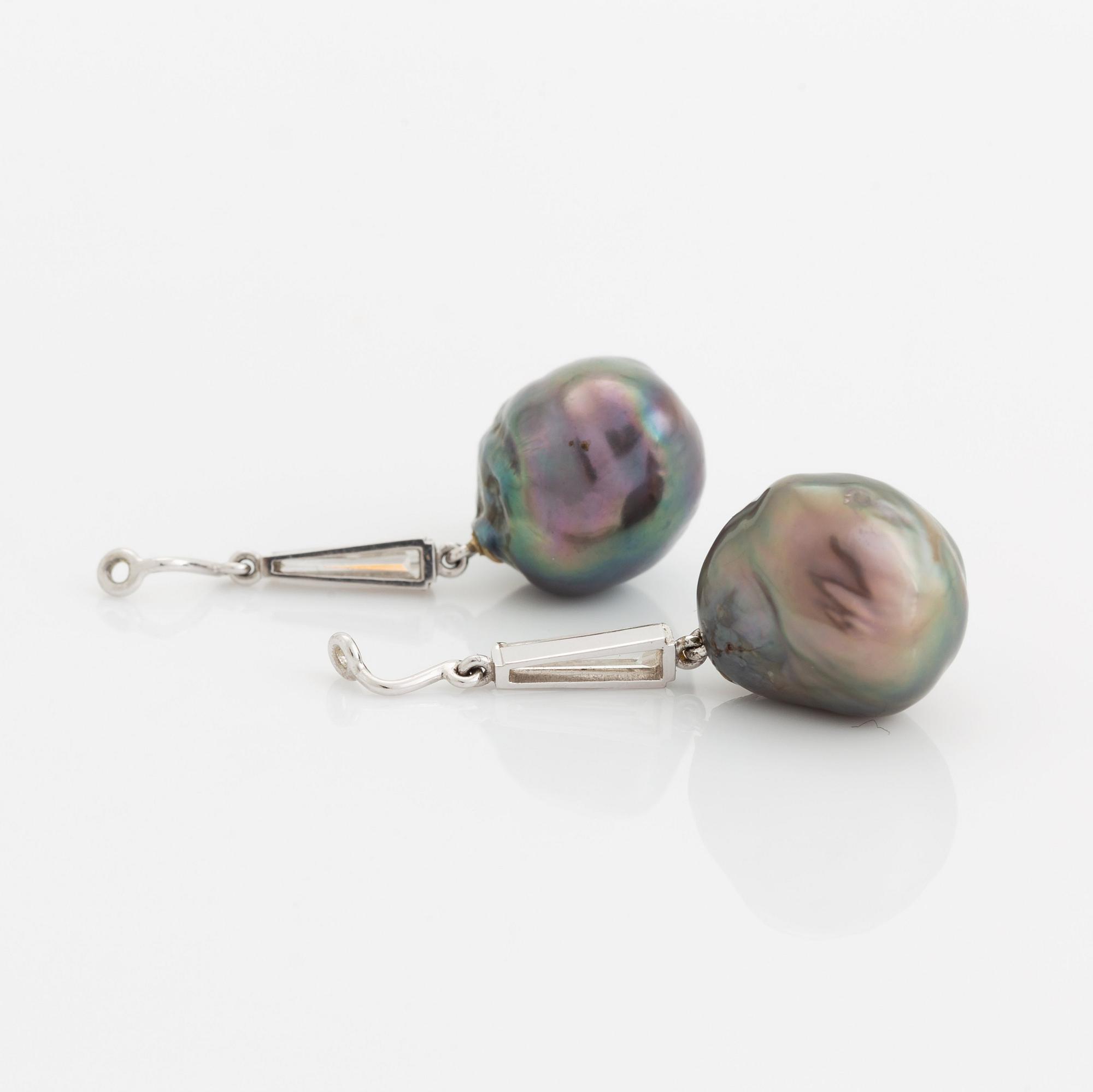 A pair of pendants for earrings in 18K white gold and cultured Tahiti pearls.