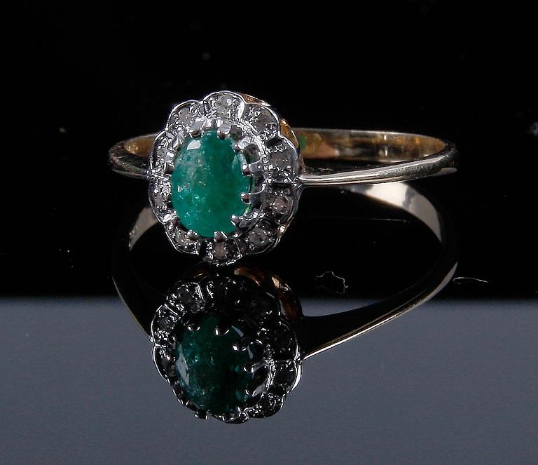 RING, 14 K guld, smaragd samt 10 diamanter.