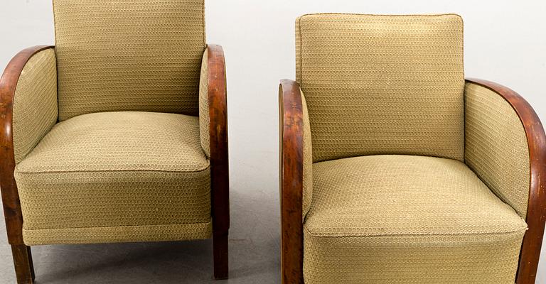 CLUBFÅTÖLJER, ett par, 1900-talets första hälft.