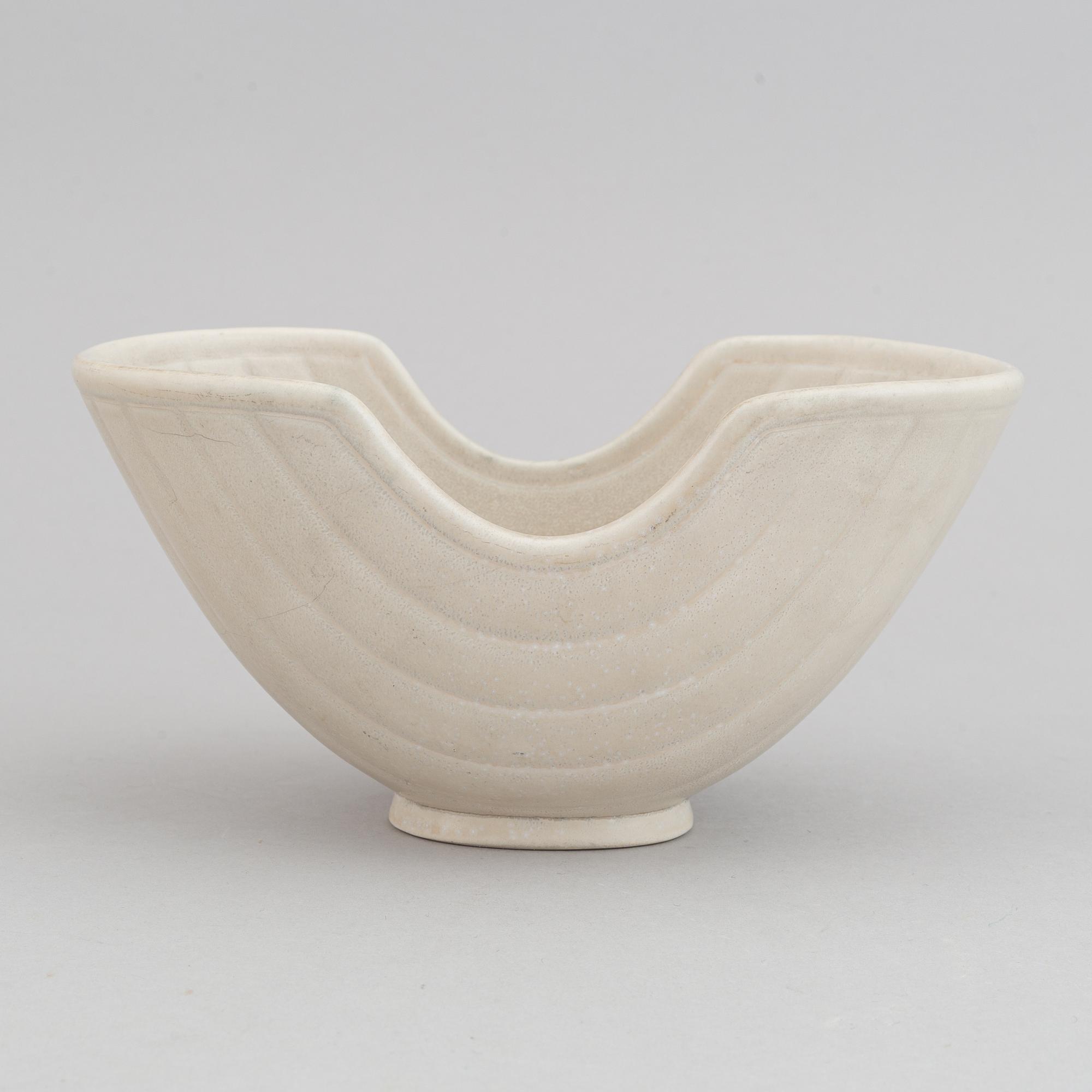 Gunnar Nylund, a set of two stoneware lidded bowls and a bowl, Rörstrand 1940's.