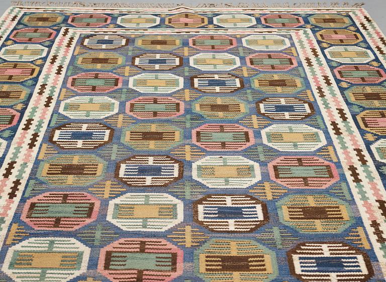 Märta Måås-Fjetterström, A carpet, "Dukater", flat weave ca 394-401 x 249,5-251,5 cm, signed AB MMF.