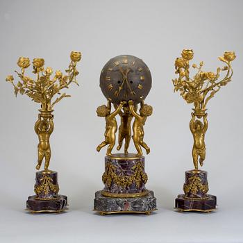 BORDSPENDYL SAMT KANDELABRAR, ett par. 1800-talet slut.