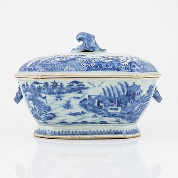 A blue and white tureen with cover, Qing dynasty, Qianlong (1736-95).