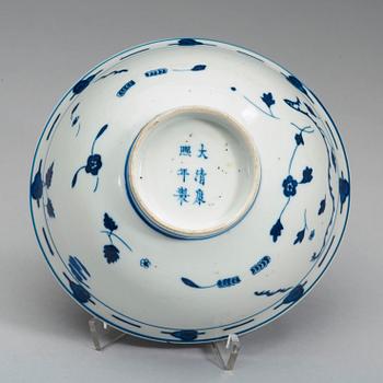 A blue and white bowl, Qing dynasty 19th century. Whit Kangxis six characters mark.