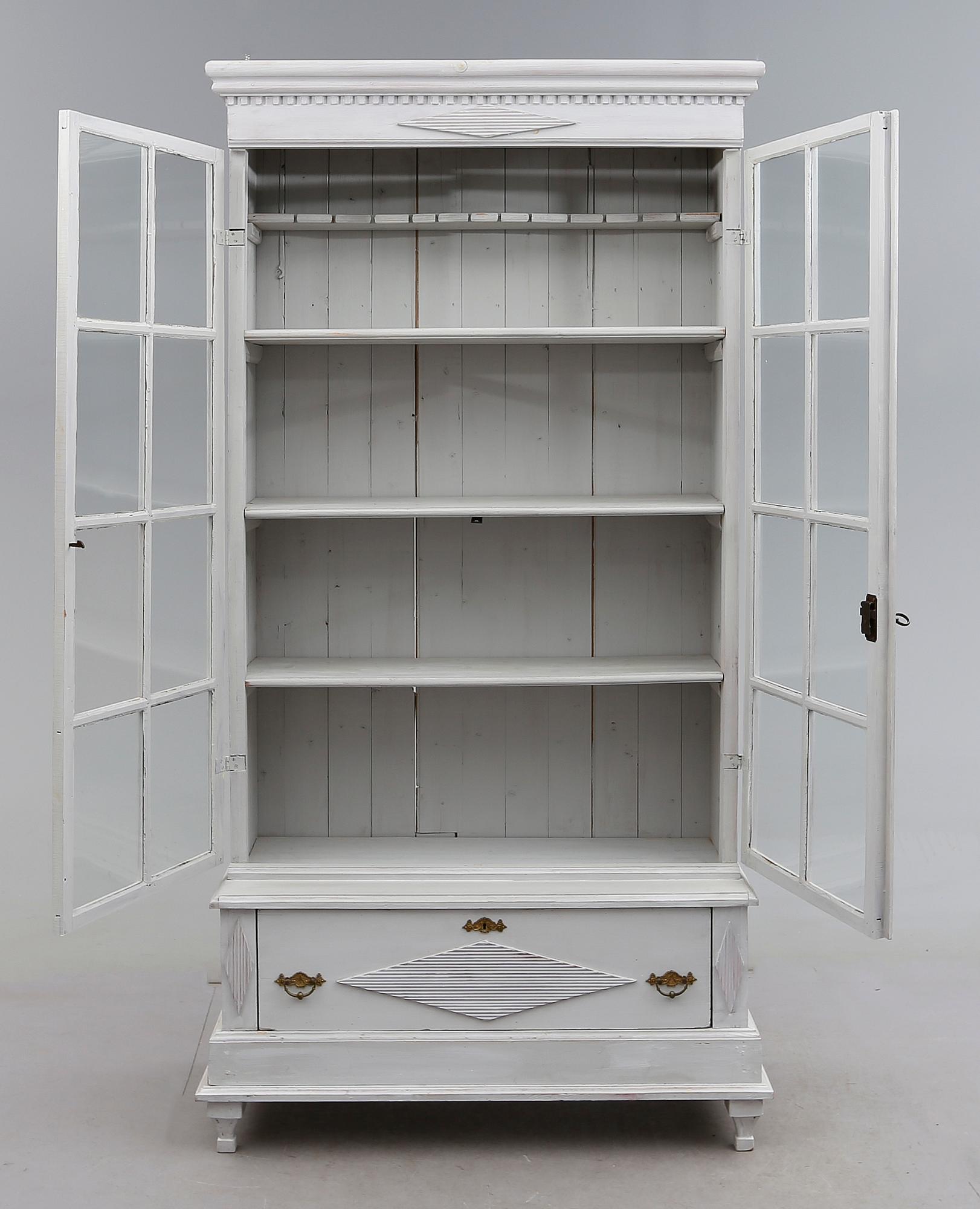 VITRINSKÅP, gustaviansk stil, omkring år 1900.