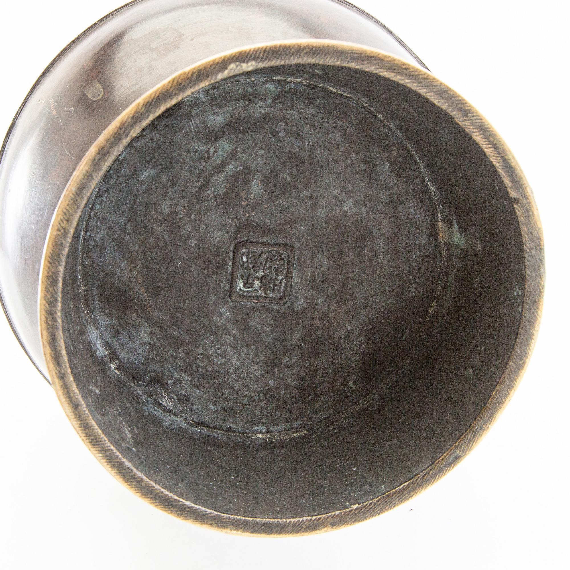 Vase China early 20th century bronze with cloisonné.