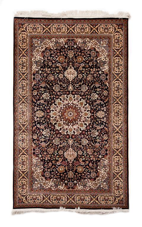 MATTA, Hereke med silke. Ca 156 x 93.