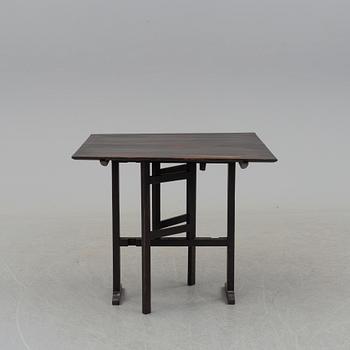 a table from around 1900.