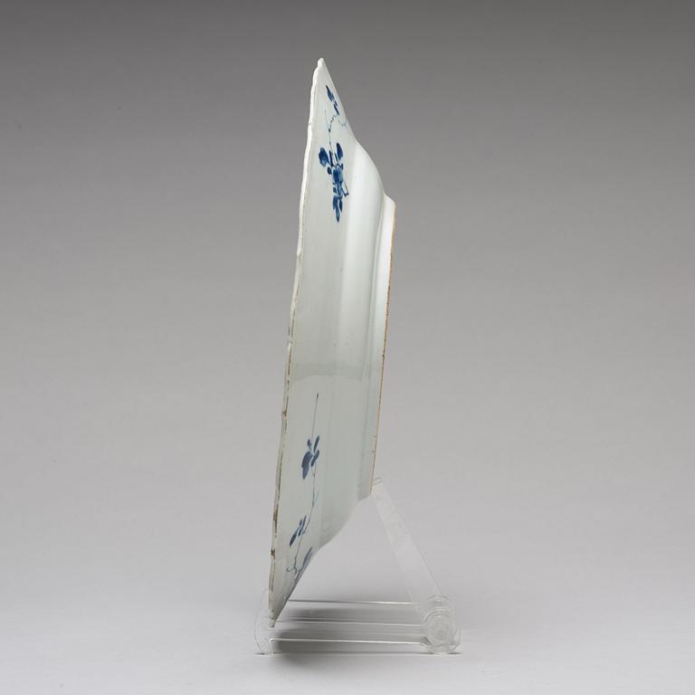 A blue and white serving dish, Qing dynasty, Kangxi (1662-1722).
