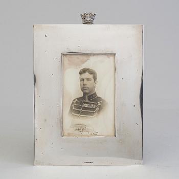 A silver frame, maker's mark Anders Nilsson, Lund, 1920 with Royal photograph of crownprince Gustav Adolf, signed 1920.