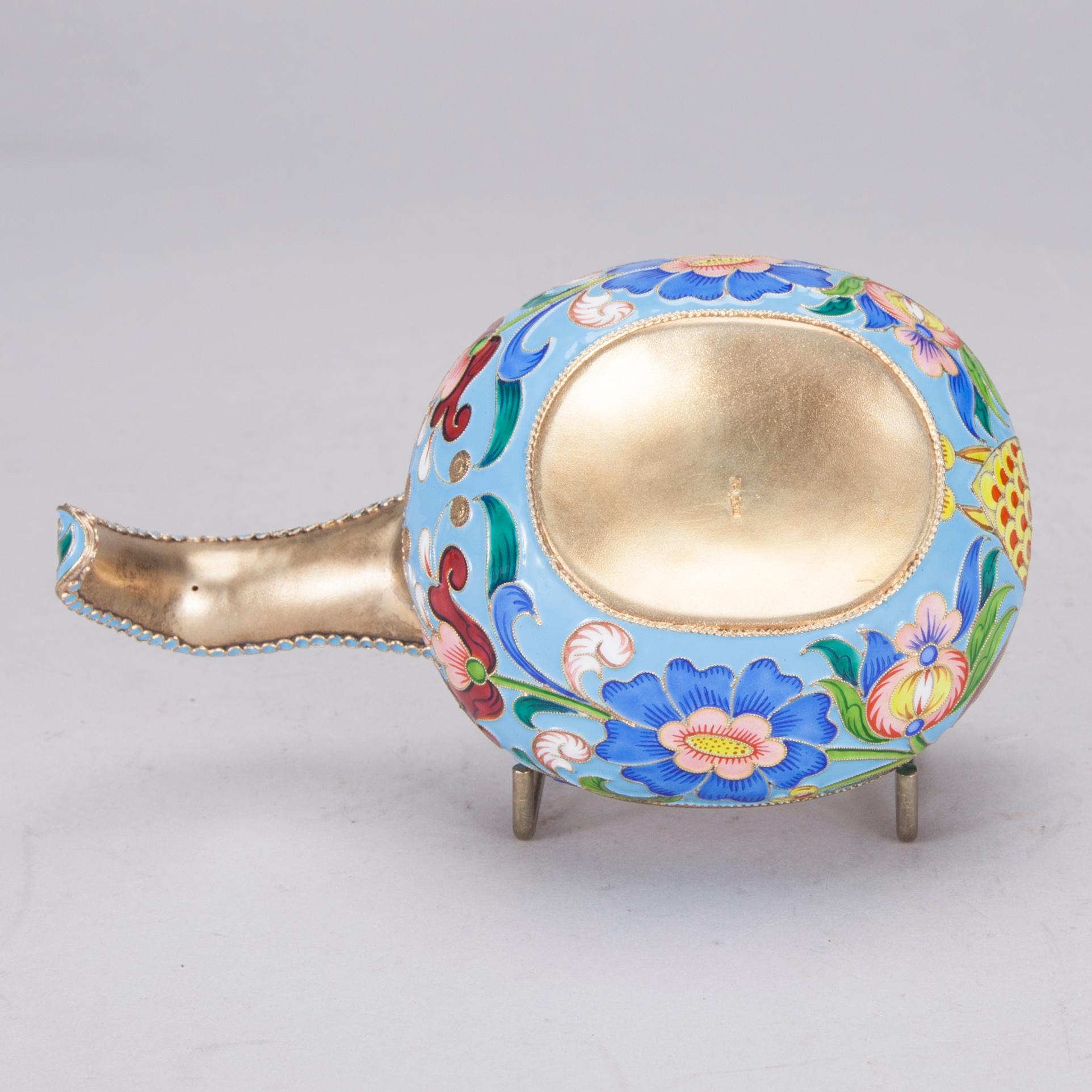 KÅSA, förgylld silver och emalj, cloisonné, tillverkad i Leningrad 1953-60.