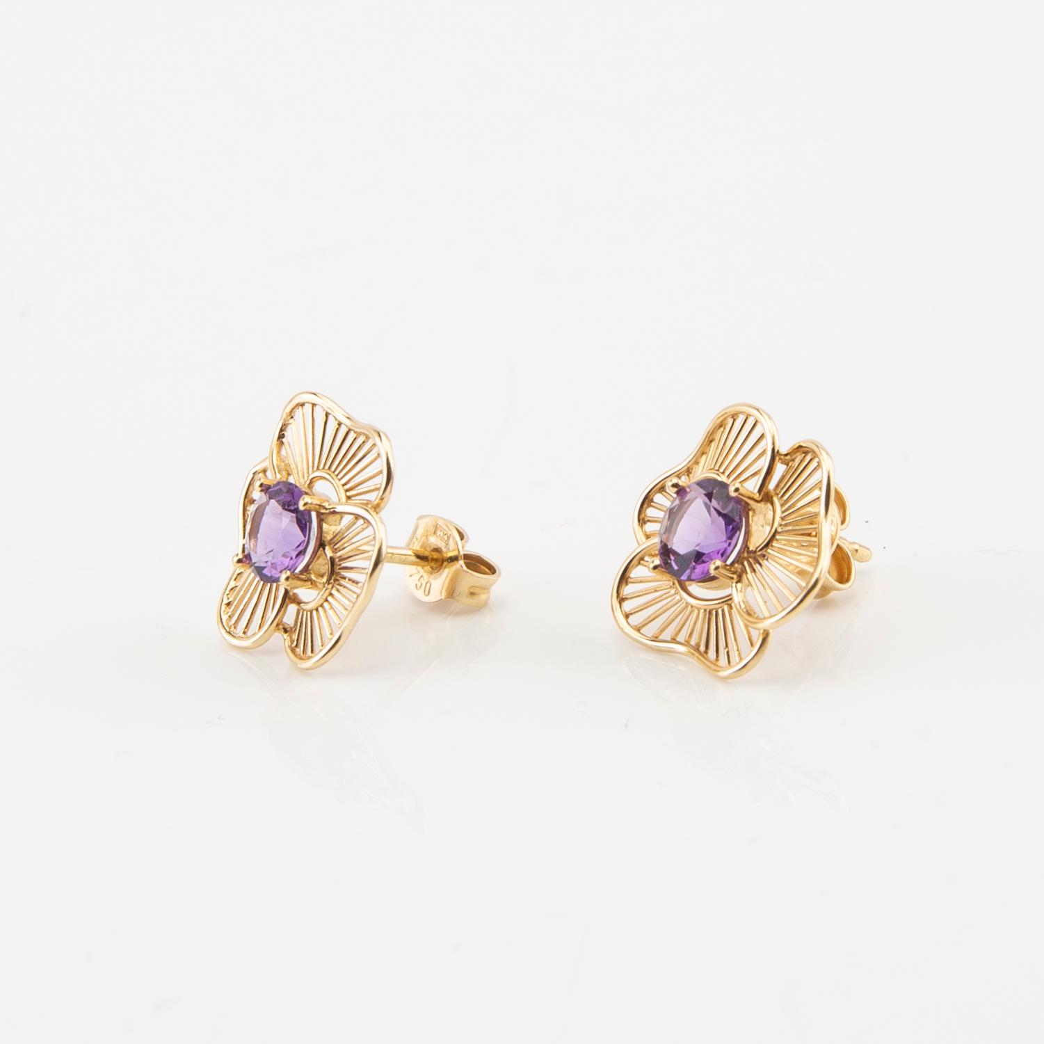 Hänge samt örhängen ett par 18K guld med runda fasetterade ametister.