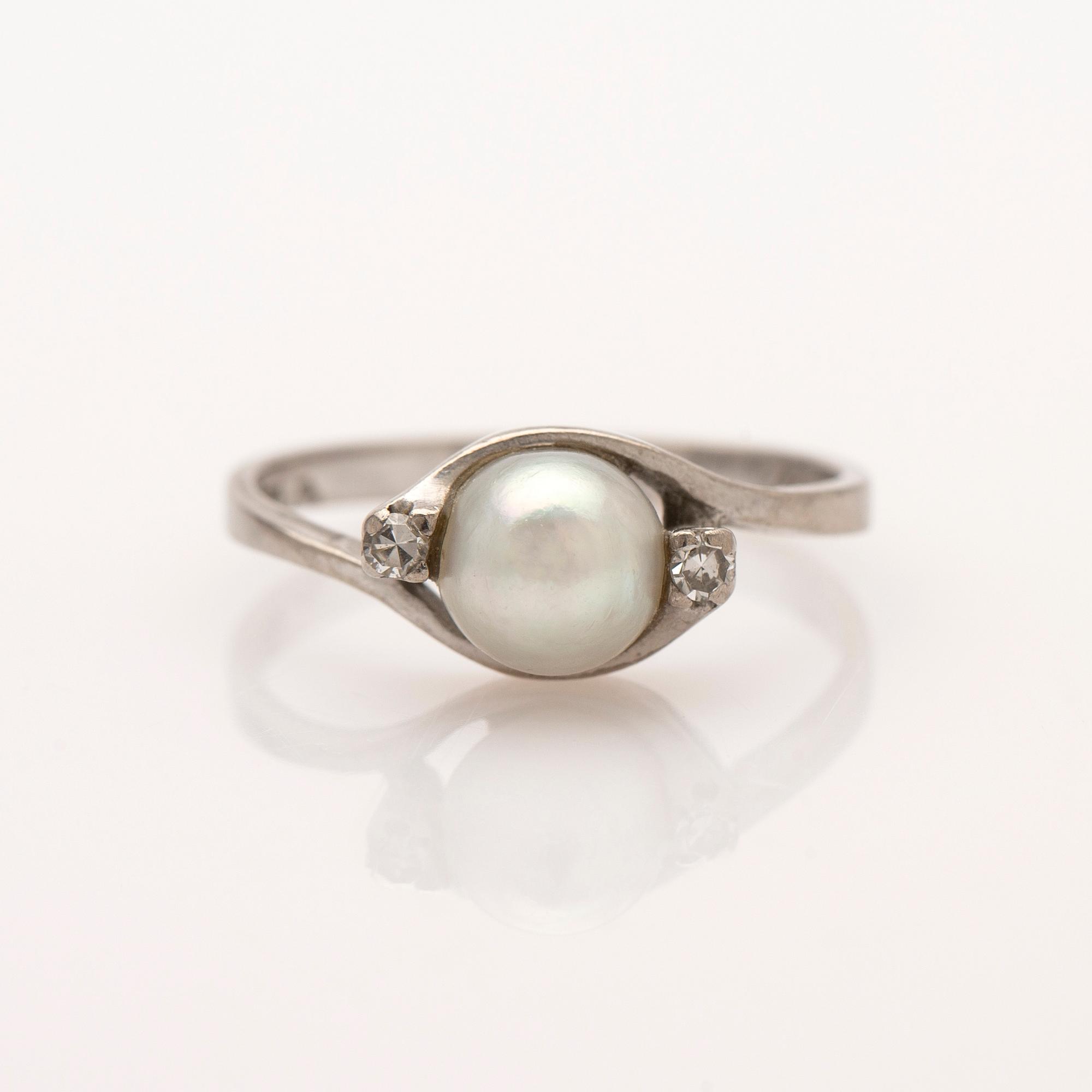 Ring, 18K vitguld, med pärla och briljanter.