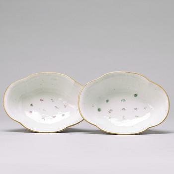 A pair of Chinese famille rose bowls, early 20th century,