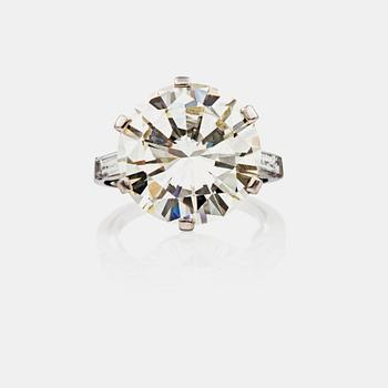 A 8.87 cts brilliant-cut diamond, flanked by two baguette-cut diamonds, ring. Quality circa M-O (Cape)/VVS1.