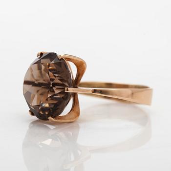 Ring, 14K guld, rökkvarts. Westerback, Helsingfors 1964.
