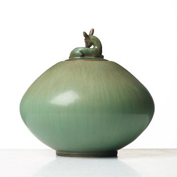 Gunnar Nylund, a stoneware jar with cover, Rörstrand, Sweden 1940's.