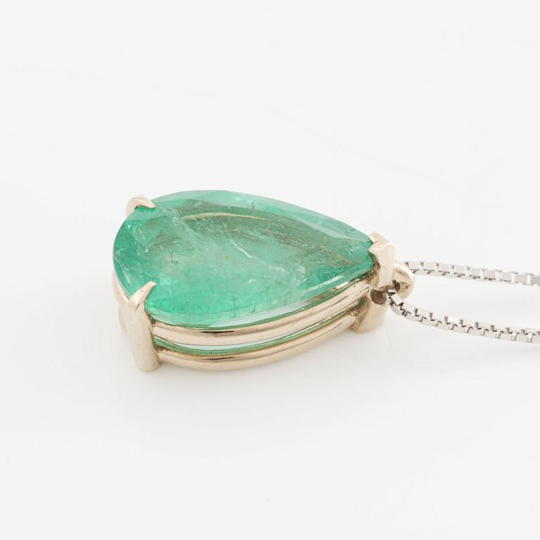 Pendant with chain. 18K gold and white gold with a drop-shaped emerald.