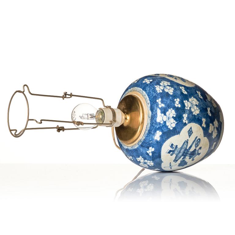 A blue and white jar mounted as a lamp, Qing dynasty, 18th Century.