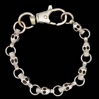 123. A white goldl 'skull' bracelet. Weight 37 g.