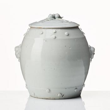 Burk med lock, porslin. Qing dynastin, Kangxi (1662-1722).