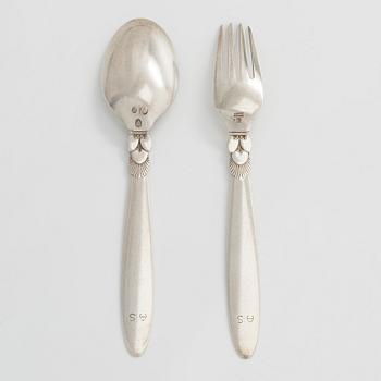 Haarukka ja lusikka, George Jensen, hillolusikka, leimattu Holm, sekä tarjoiluastia, hopeaa, Kööpenhamina n.1930-33.