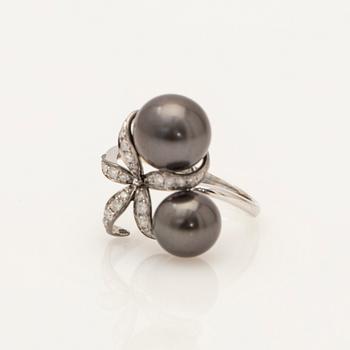 Ring, 18k vitguld med Tahitipärlor och diamanter.