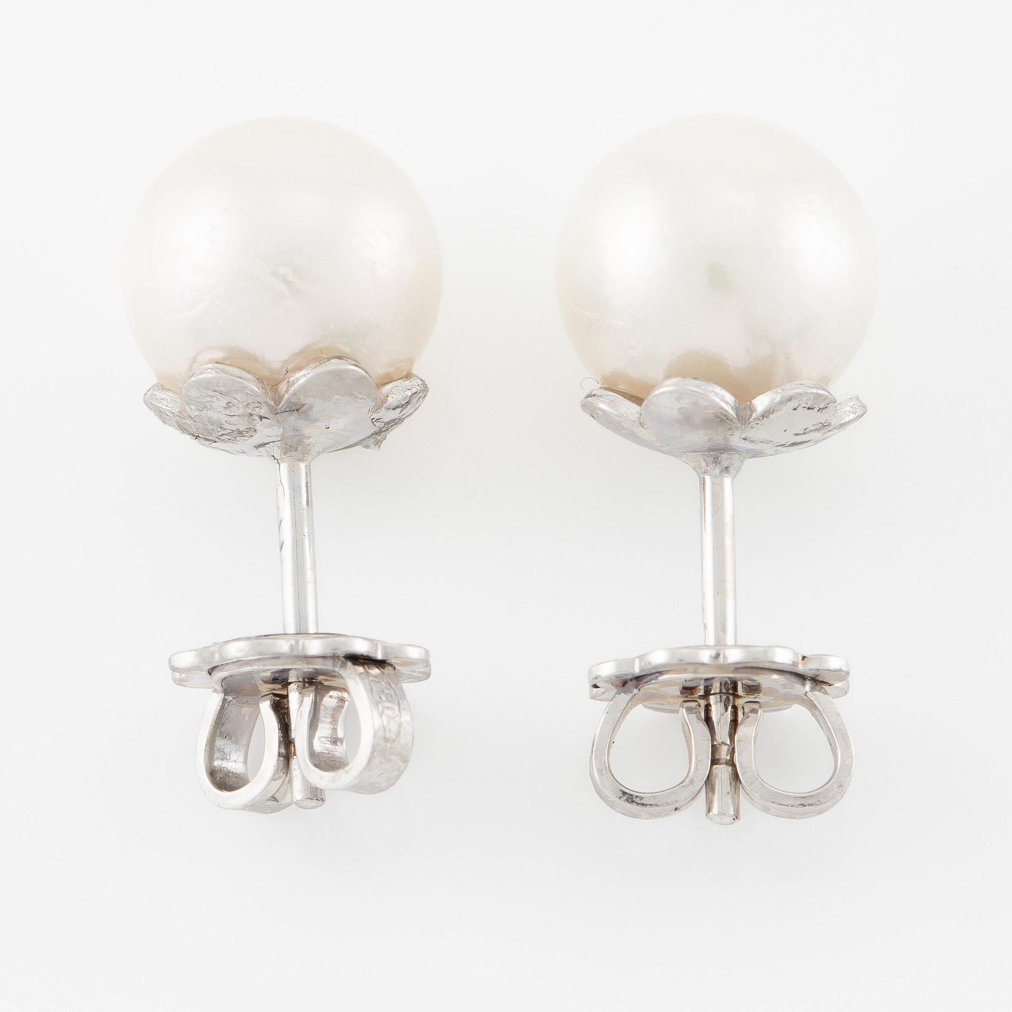 Earrings 18K white gold with cultured Akoya pearl.