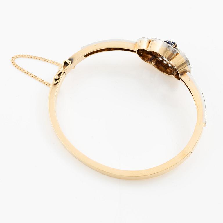 A bracelet in 18K gold and platinum set with old-cut diamonds and faceted sapphires.