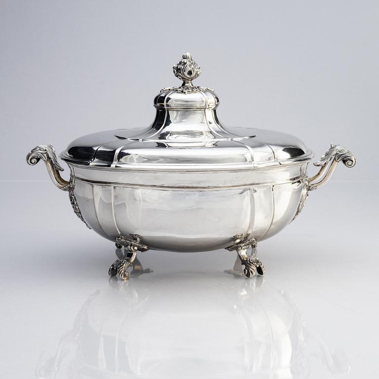 A Baltic 18th century silver tureen with lid. Mark on the lid Johann Leonhard Mörck, Mitau (active 1755-1790).