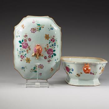 A famille rose tureen with cover, Qing dynasty, Qianlong (1736-1795).