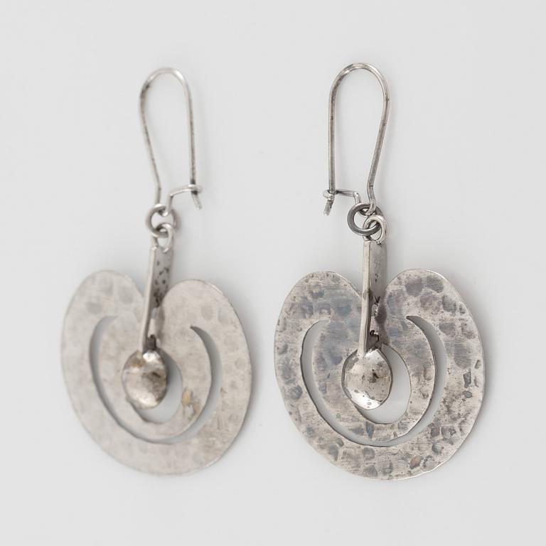 Tapio Wirkkala, ett par örhängen "Omena", sterlingsilver, för Kultakeskus.