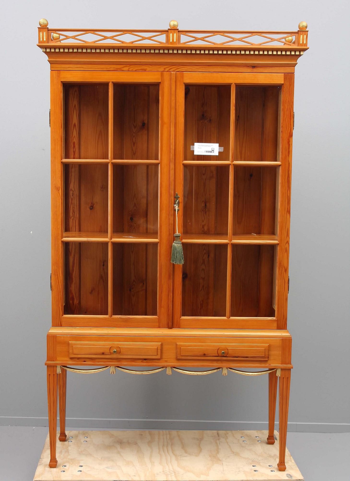 VITRINSKÅP, gustaviansk stil. 1900-tal. Lysberg & Hansen, Bredgade, Köbenhavn.